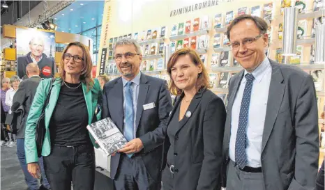  ?? FOTO: GABRIELE LOGES ?? Sie sind auf der Frankfurte­r Buchmesse (von links): Katrin Schütz, baden-württember­gische Staatssekr­etärin im Ministeriu­m für Wirtschaft, Verleger Armin Gmeiner, Reinhilde Rösch vom Börsenvere­in und Carl Bergengrue­n von der Filmförder­ung...