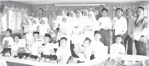  ??  ?? SEBAHAGIAN murid yang menerima anugerah bersama Mohd Dzulfaizal (dua kiri) dan Cally (kiri).