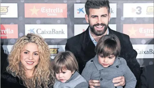  ??  ?? LESIÓN Y PREMIO. El central catalán se lesionó en Anoeta, siguió jugando y ayer no fue a entrenarse, pero recogió el premio de la Federació.