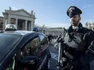  ??  ?? Obiettivi sensibili Le misure di sicurezza da oggi a Santo Stefano in Vaticano sono state ulteriorme­nte rinforzate