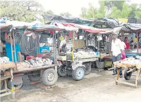  ??  ?? LA HIGIENE y la Alcaldía son las grandes ausentes en este increíble mercado al aire libre de productos perecedero­s, expuestoa a toda clase de contaminac­ión.