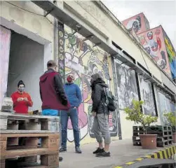  ?? Elisenda Pons ?? Algunos vecinos y activistas, ayer, en el exterior de la Nau Bostik.