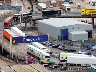  ?? ?? Londres gastó 62 millones de libras en instalacio­nes en el paso de Dover (foto) que luego descartó.