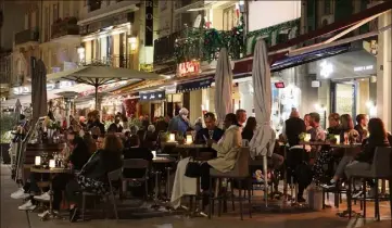  ?? (Photo Patrice Lapoirie) ?? Dîner en terrasse, une joie simple dont nous sommes encore privés. Mais pour combien de temps encore ?