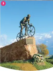  ?? ?? 3 Il monumento a Pantani a Cesenatico: imperdibil­e il suo museo. 3
