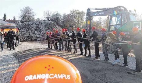  ?? FOTO: ALEXANDER KAYA ?? Jetzt wird geschaufel­t: Die Arbeiten für den Orange Campus haben begonnen.