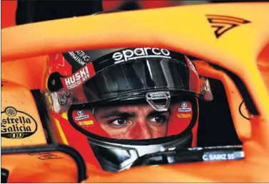  ??  ?? Carlos Sainz espera dentro del McLaren MCL35 para salir a pista durante los test de pretempora­da.