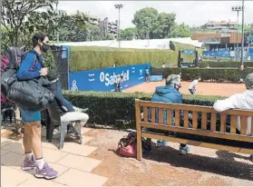  ?? FOTO: MANEL MONTILLA ?? Rafa Nadal viendo el partido de dobles de Carlos Alcaraz y Pablo Carreño