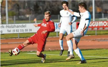  ?? Foto: R. Fischer ?? Gegen den FC Kempten hat der SV Mering, hier Andreas Rucht am Ball, zu Hause ein Erfolgserl­ebnis gefeiert. Nun muss sich die Mannschaft auswärts in Wolfratsha­usen beweisen.