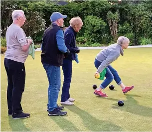  ?? Stewart Bradley ?? ●●The first action under the lights at Queensgate Bowling Club in Bramhall