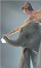  ??  ?? Vuela, vuela. Dumbo y Eva Green.