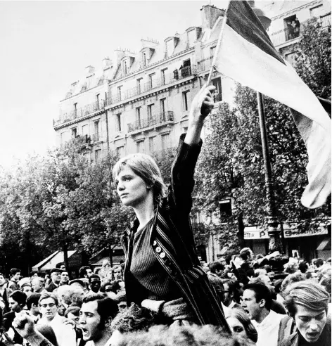  ??  ?? ► La joven Caroline de Bendern fue desheredad­a por su aristocrát­ica familia tras esta foto en el mayo francés de 1968.