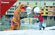  ??  ?? Firenze Ponte Vecchio Il divertimen­to di alcuni turisti dopo la neve di ieri