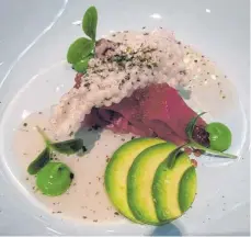  ?? FOTO: NYFFENEGGE­R ?? Optisch wie geschmackl­ich etwas Besonderes: Thunfisch-Sashimi mit Quinoa und Avocado.