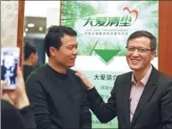  ?? ZHU XINGXIN / CHINA DAILY ?? Zhang Haichao (left), who recovered from pneumoconi­osis, talks with Chen Jingyu, the doctor who successful­ly operated on him to cure his lung disease, at a seminar in Beijing this month.
