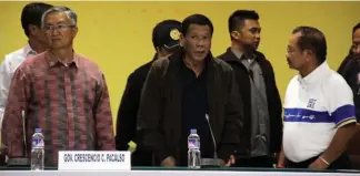  ?? Photo by Lauren Alimondo ?? IN CHARGE. President Rodrigo Duterte oversees the situation briefing to assess the damages and casualties of Typhoon Ompong in the Cordillera Administra­tive Region at the Benguet Provincial Capitol in La Trinidad on September 17. On the same day the President provided assistance to the families of the victims affected by the typhoon.