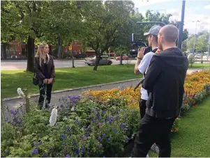  ?? Bild: ROBERT PETTERSSON ?? STADSMILJÖ. Emelie Dahlskog och de andra skådespela­rna kommer, ihop med filmteamet, att dyka upp runt om i Trollhätta­n de närmaste helgerna.