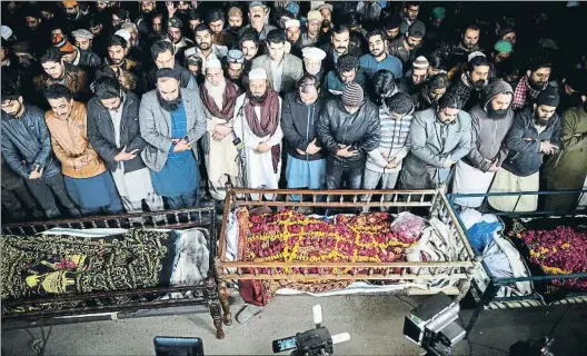  ?? ARIF ALI / AFP ?? Indignació­n. Funeral multitudin­ario de la familia Jalil (los padres y una niña de 12 años) el 20 de enero en Lahore; abajo,Umair contando su historia
