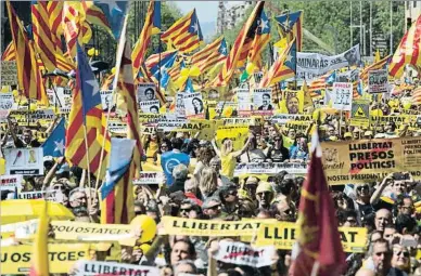  ?? ANA JIMÉNEZ ?? Imagen de la multitudin­aria manifestac­ión de ayer en Barcelona