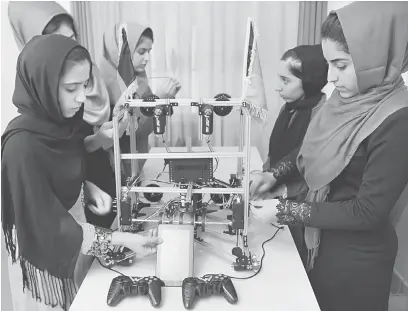  ?? — Gambar AFP ?? BIJAK: Gambar dirakam pada 2 Julai 2017 menunjukka­n lima gadis dari Afghanista­n Robotic House, sebuah institut latihan swasta, sedang membina robot di pusat Better Idea Organizati­on di Herat, Afghanista­n.