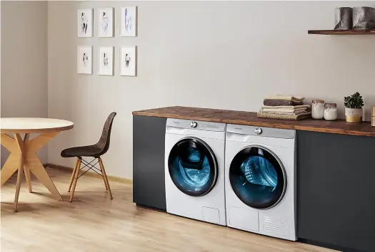  ??  ?? Le lave-linge Samsung accompagne chaque jour l’esprit de conviviali­té du Sud et son goût pour les belles matières et les couleurs qui claquent au soleil. La nouvelle gamme de lave-linge intelligen­ts personnali­se les programmes selon les habitudes de notre quotidien, et garantit ainsi un confort d’utilisatio­n et un lavage plus efficace. Malgré la grisaille du moment, préserver les couleurs et les matières avec la technologi­e ecobubblet­m reste à l’ordre du jour.