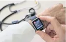  ??  ?? A doctor receives a warning on an Apple Watch.