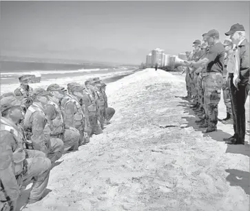  ?? Charles Ommanney Getty Images ?? NAVY SEAL recruits in Coronado. A sailor was put in a medically induced coma after an injury Oct. 10.