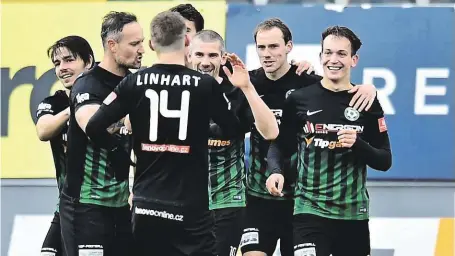  ?? Fotbalisté Příbrami v posledním ligovém kole porazili Jablonec na jeho hřišti 4:2 a bodově se dotáhli na nesestupov­é příčky. FOTO ČTK ?? Jako na střelnici.