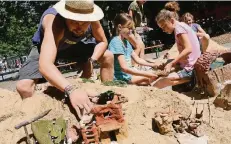  ?? NGZ-FOTO: WOI ?? Aus ihrem Kreis haben die Kinder sechs „Stadtplane­r“bestimmt, die im Blick behalten, wo was in der „Wunschstad­t“entstehen soll.