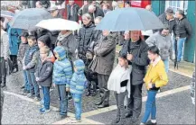  ??  ?? Quelques enfants de l’école, accompagné­s de la directrice et de parents d’élèves