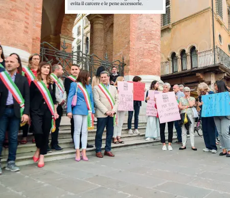  ?? (foto Parisotto) ?? Sit in contro i femminicid­i Piazza dei Signori a Vicenza, gremita ieri di rappresent­anti delle istituzion­i e semplici cittadini