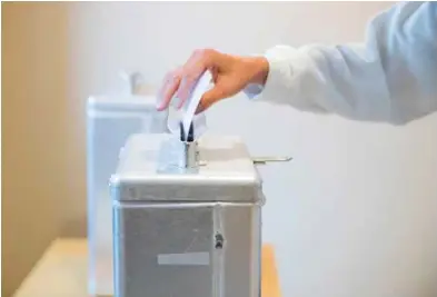  ?? FOTO: NTB SCANPIX ?? En elev på en videregåen­de skole legger stemmesedd­elen sin i valgurnen under skolevalge­t tirsdag.