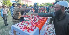  ?? WASEEM ANDRABI/HT ?? Cops during the wreathlayi­ng ceremony of constable Shamim Ahmad at the District Police Lines in Budgam on Friday.