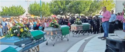  ??  ?? Funeral de los cinco policías "levantados" y asesinados en San Francisco de Conchos