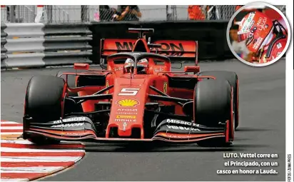  ??  ?? LUTO. Vettel corre en el Principado, con un casco en honor a Lauda.