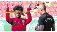  ??  ?? Schulter-Gymnastik: Salah macht sich fit für den ersten Auftritt