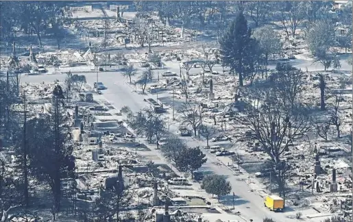  ?? Justin Sullivan/Getty Images ?? A view of homes Wednesday in the Coffey Park neighborho­od that were destroyed by the Tubbs Fire in Santa Rosa, Calif. At least 21 people have died in wildfires that have destroyed over 3,000 homes and businesses in several Northen California counties.