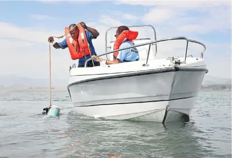  ?? Picture: JACKIE CLAUSEN ?? TESTING TIME: Umgeni Water officials Johannes Malevu and Lindiwe Ndlovu take a routine depth sample in Midmar Dam, KwaZulu-Natal