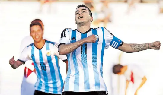  ?? REUTERS ?? El ángel del gol.
Correa festeja su gol, el tercero de Argentina. Con una ráfaga la Selección encontró tranquilid­ad.