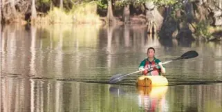  ?? JOE BURBANK/ORLANDO SENTINEL ?? U.S. Rep. Darren Soto kayaks on Shingle Creek in Kissimmee on Jan. 18.