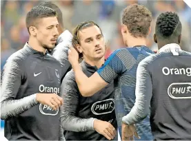  ?? / FOTO: AFP / FOTO: AFP ?? Antoine Griezmann es consolado luego de fallar un penal.