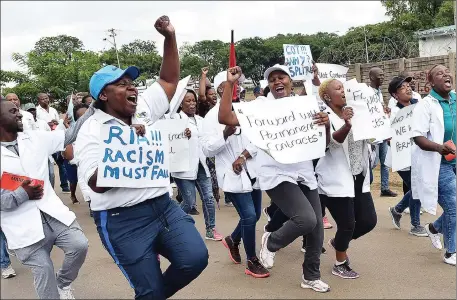  ?? Picture: African News Agency (ANA) ?? ANGER: Protesters were unhappy about the way in which the City of Johannesbu­rg advertised pharmacy posts.