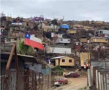  ?? ?? ► Atraso del gobierno se suma a las críticas que opacan reconstruc­ción en Valparaíso.