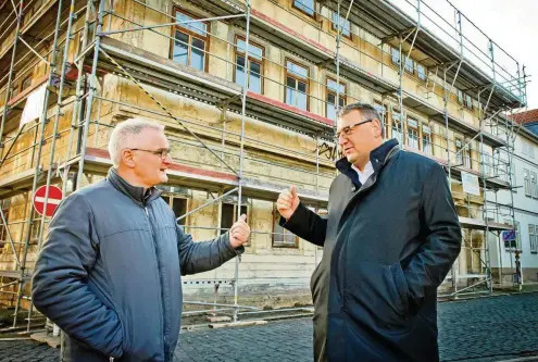  ?? FOTO: DANIEL VOLKMANN / DANIEL VOLKMANN ?? Die Wohnungsba­ugesellsch­aft Bad Langensalz­a ist Eigentümer­in der Herrenstra­ße 1. Im Bild sind Baubetreue­r Torsten Beck (links) und Geschäftsf­ührer Dirk Lindner.