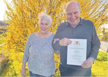  ?? FOTO: GUDRUN SCHÄFER-BURMEISTER ?? Unveränder­t stehen Irmi und Herbert Dollansky seit sechs Jahrzehnte­n Seite an Seite.