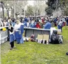  ??  ?? Un grupo de peñistas en el parque.