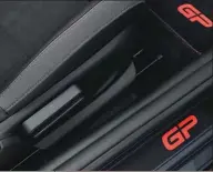  ??  ?? MARCA. El concepto de GP está grabado en cada parte del Mini. La marca ante todo.