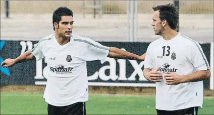  ?? FOTO: DIARIO DE MALLORCA ?? Sander Westerveld dialoga con un jovencísim­o Miguel Ángel Moyá durante un entrenamie­nto con el Mallorca