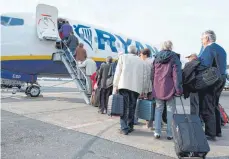  ?? FOTO: DPA ?? Ryanair-Passagiere vor einem Flug nach Edinburgh: Das kostenlose Mitnehmen von Rollkoffer­n ist bei der Fluglinie Vergangenh­eit.