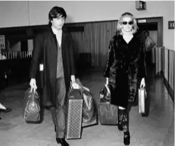  ??  ?? ESPÍRITU TROTAMUNDO­S Así de elegante viajaba en 1966 el matrimonio formado por David Bailey y Catherine Deneuve.